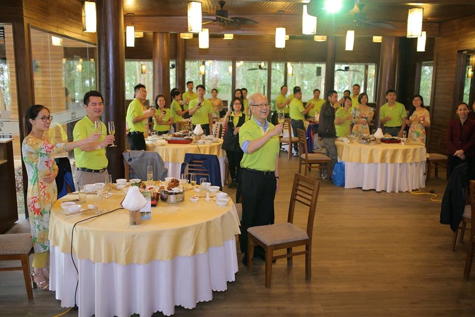 Trong hình ảnh có thể có: 4 người, mọi người đang ngồi, bàn và trong nhà