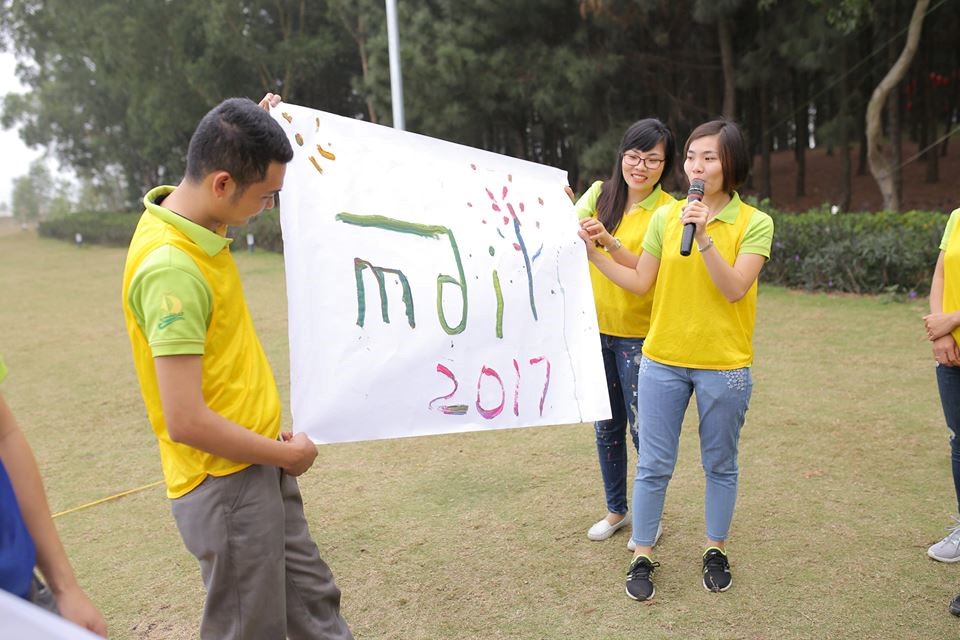 Trong hình ảnh có thể có: 2 người, mọi người đang đứng, trẻ em và ngoài trời